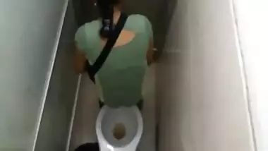Desi pervert records amateur girl taking XXX pee in public toilet