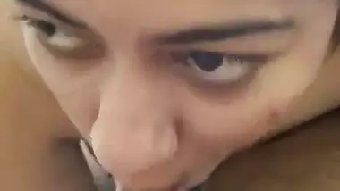 Sexy nude babe gives a desi blowjob to her guy