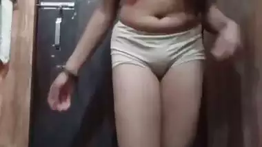 A young girl’s stripping MMS for her lover