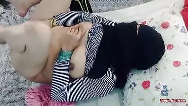 Uski Desi Garam Jawan Ka Maja Ley Ley Kr Choot Chudai Kiya, Uski Hindi Garam Siskiyan Boht Maja Krti Hyn