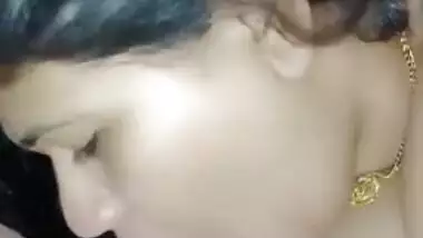 Smiling Desi XXX housewife giving a wet blowjob to her husband’s friend MMS