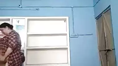 MMS video of mature Bhabhi having XXX affair with fat Desi neighbor