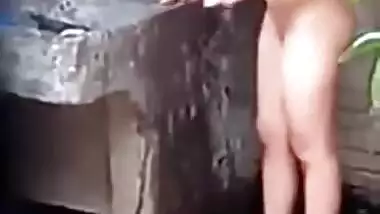 Desi gal washes XXX tits outdoors not knowing she takes part in sex video