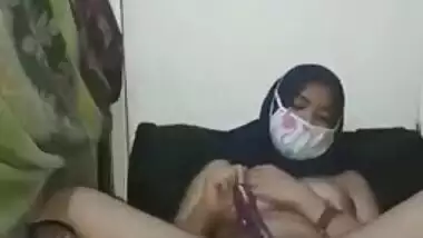Slutty desi bhabi aunty open XXX cam and show pussy for lover