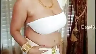 National XXX outfit of Desi woman is set to help her lure hubby into sex