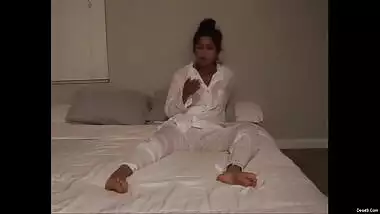 Exclusive- Sexy Nri Girl Draming How She Fucked With Lover And Make Horny