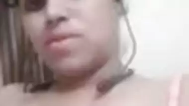 Hot XXX video of Desi woman who exposes her boobs in the pink bra