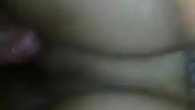 Amateur chudai video of Indian couple trying to have XXX fun in dark