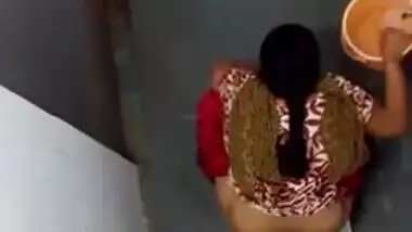 Desi teen takes her pants down to wash the XXX pussy on sex camera