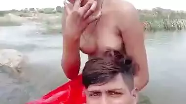 Dehati Lovers enjoying outdoor bathing on selfie cam