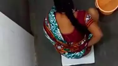 XXX girl pulls her sari up to piss and wash sex opening in the loo