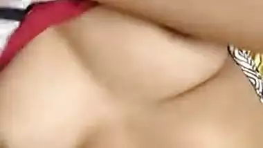 Desi girl is sexy and she knows it so exposing boobs is easy