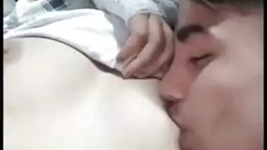 Lover caught worshipping tits of Indian cutie in nice Desi mms clip