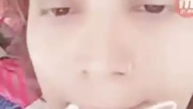 Busty Desi whore films herself for her XXX viewers in the MMS video