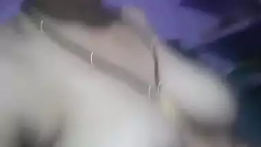 Desi bhabi fingering pussy