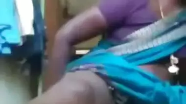 Indian aunty shows what she has got under sari in homemade XXX video