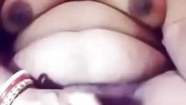 Desi whore flaunts her XXX slit and spreads sex pussy lips on camera