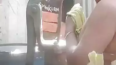 Neighbor aunty bathing with son entering viral MMS