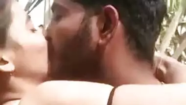 Indian kisses man who wants to see her XXX-shaped boobs outdoors