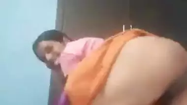Telugu housewife showing her boobs pussy