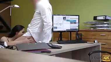 LOAN4K Il sesso è ciò che fa la ragazza in cambio di un prestito bancario